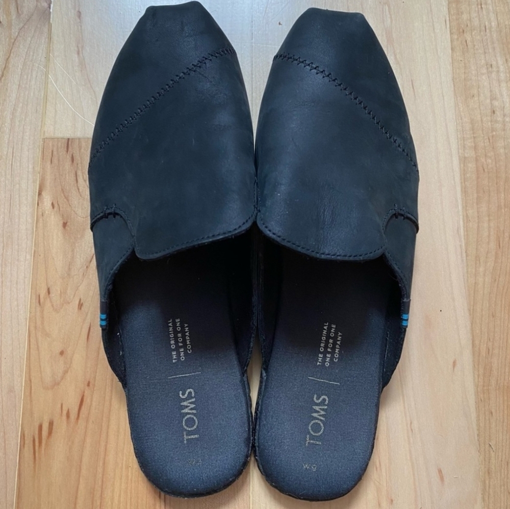 TOMS Shoes Sleek Slip-On Nova Mules. So comfy. Suede Leather slides. Like New